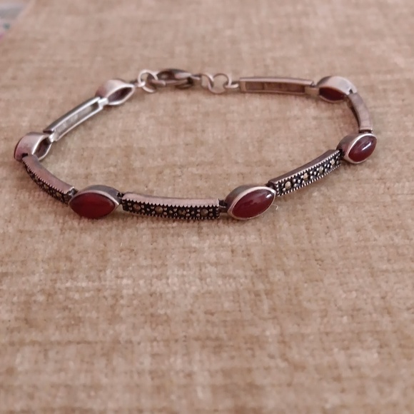 925 A Silver Marcasite Oval Garnet Bracelet - Picture 6 of 7